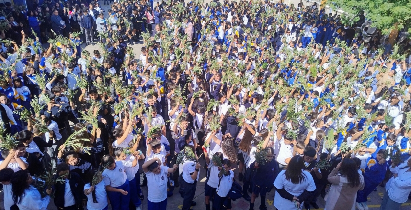 Los/as estudiantes se reúnen para la bendición del domingo de ramos